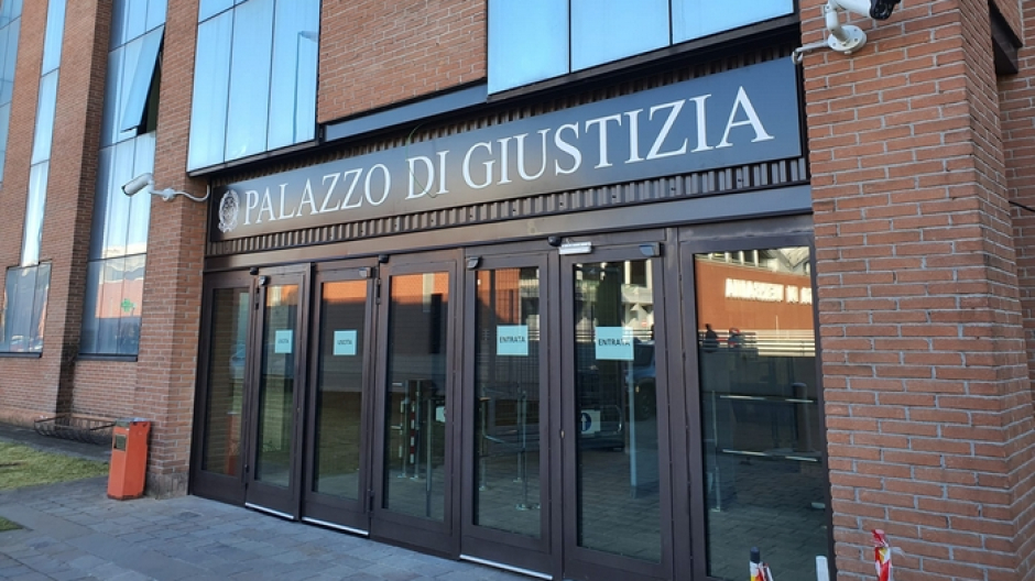 Spariscono da casa anelli e collana: arrotino a processo